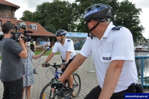 Policjanci promowali bezpieczeństwo na wodzie i ścieżkach rowerowych wspólnie z dziennikarzami RMF FM I TVP 3 Olsztyn