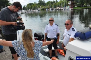 Policjanci promowali bezpieczeństwo na wodzie i ścieżkach rowerowych wspólnie z dziennikarzami RMF FM I TVP 3 Olsztyn