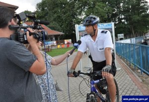 Policjanci promowali bezpieczeństwo na wodzie i ścieżkach rowerowych wspólnie z dziennikarzami RMF FM I TVP 3 Olsztyn