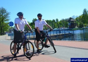 Policjanci promowali bezpieczeństwo na wodzie i ścieżkach rowerowych wspólnie z dziennikarzami RMF FM I TVP 3 Olsztyn