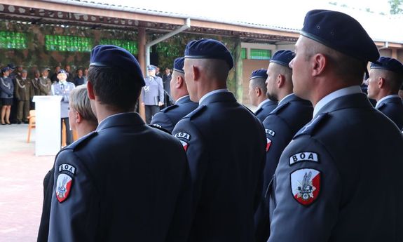 policjanci podczas uroczystości