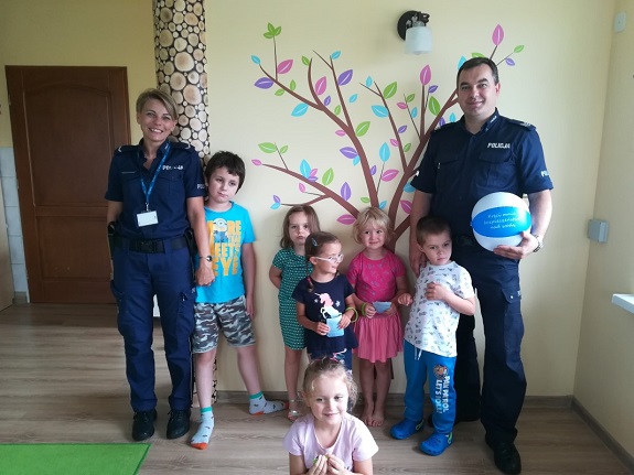 Policjanci przekazują dzieciom zasady bezpiecznego zachowania nad wodą.