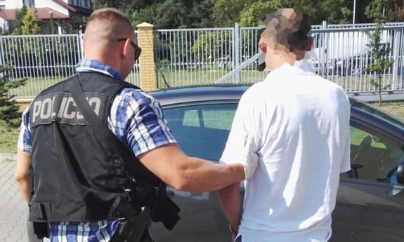 policjant z zatrzymanym