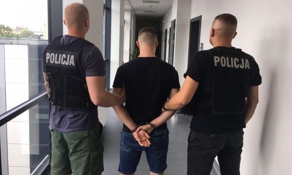 policjanci prowadzą zatrzymanego