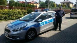 policjant przy radiowozie