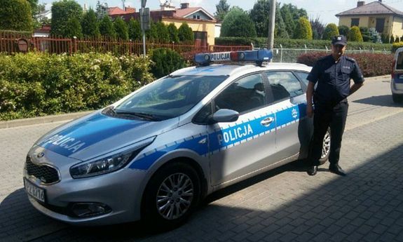 policjant przy radiowozie