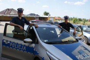 policjanci przy radiowozie