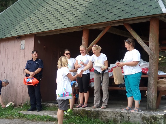 Policjanci przekazują zasady bezpiecznego zachowania nad wodą.