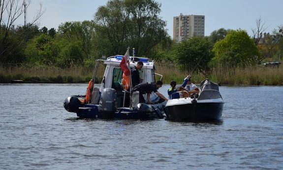 policjanci na łodzi podczas akcji ratunkowej