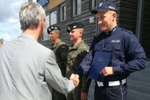 policjant i dwaj żołnierze