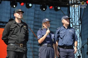 Policjanci dbają o bezpieczeństwo harcerzy