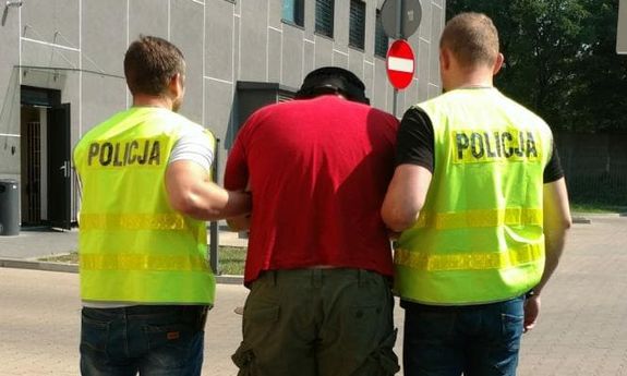 policjanci prowadzą zatrzymanego