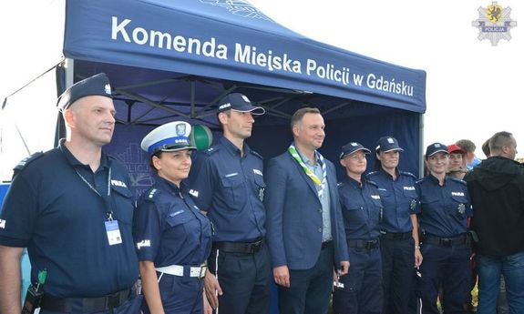 Policjanci czuwają nad bezpieczeństwem harcerzy