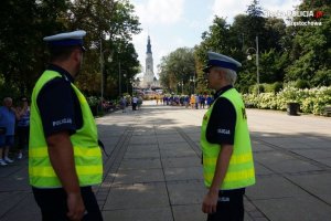 policjanci podczas zabezpieczenia pielgrzymek