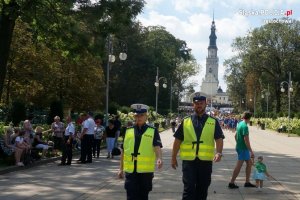 policjanci podczas zabezpieczenia pielgrzymek