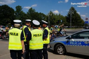 policjanci podczas zabezpieczenia pielgrzymek