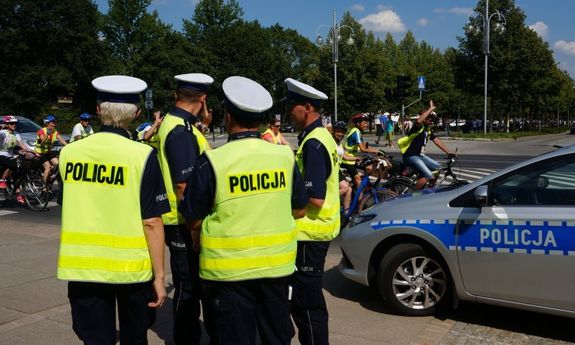 policjanci podczas zabezpieczenia pielgrzymki