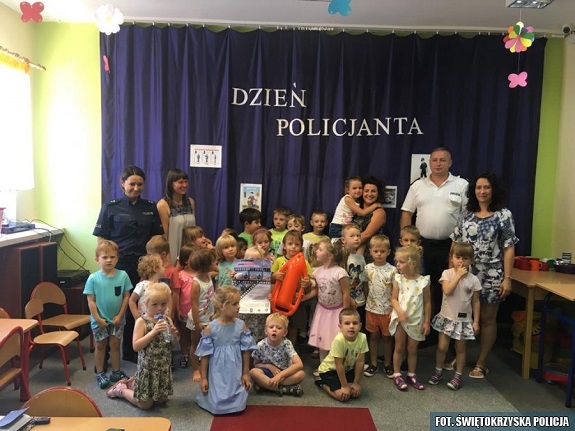 Policjanci przekazują dzieciom zasady bezpiecznego zachowania nad wodą.