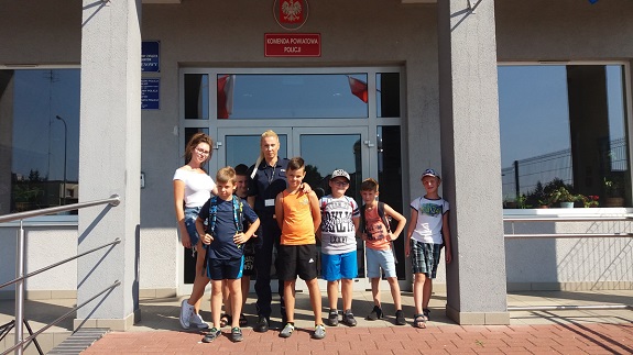 Policjantka przekazuje dzieciom zasady bezpiecznego zachowania nad wodą.