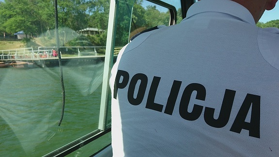 Policjant obserwujący bezpieczeństwo na wodzie.