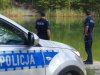 Policjanci obserwują bezpieczeństwo nad wodą.
