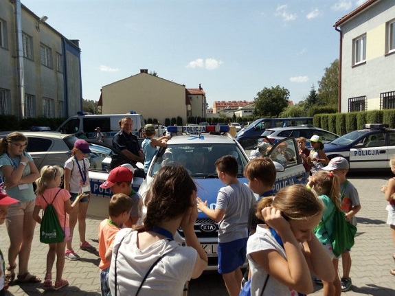 Policjanci przekazują zasady bezpiecznego zachowania nad wodą.
