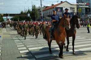 policjanci podczas zabezpieczenia