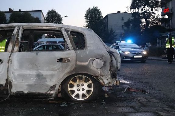 3-latek w płonącym samochodzie