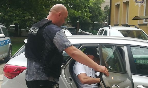 policjant z zatrzymanym