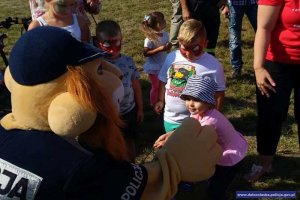 policjanci podczas pikniku charytatywnego