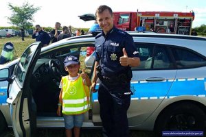 policjanci podczas pikniku charytatywnego