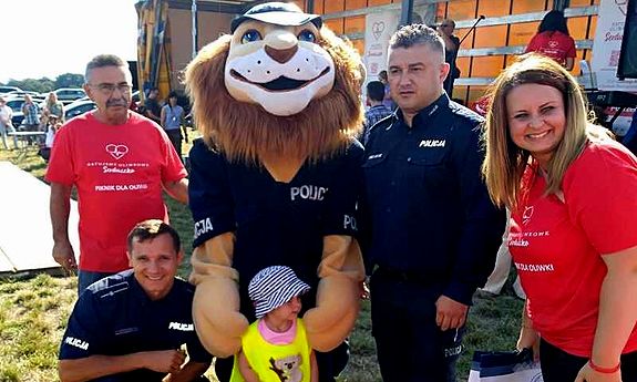 policjanci podczas pikniku charytatywnego