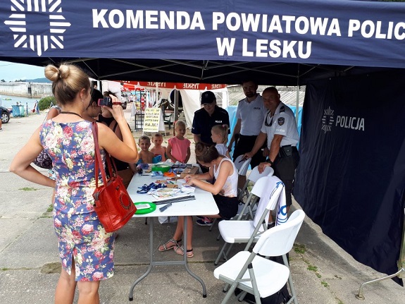 Policjanci przekazują zasady bezpiecznego zachowania nad wodą.