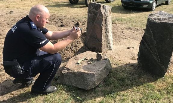 policjant z zabytkowymi znakami