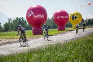 policjanci w trakcie wyścigu kolarskiego