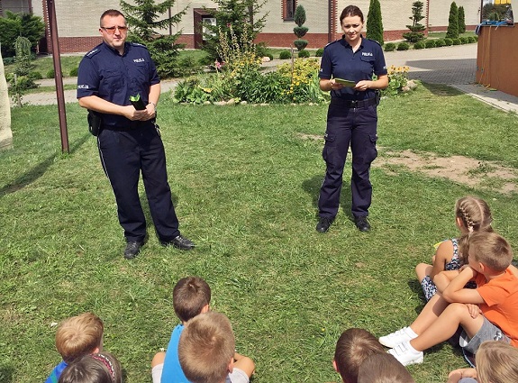 Policjanci przekazują zasady bezpiecznego zachowania nad wodą.