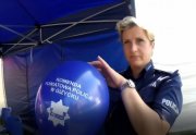 Policjanci przekazują zasady bezpiecznego zachowania nad wodą.