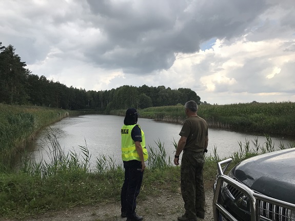 Policjantka obserwuje bezpieczeństwo nad wodą.
