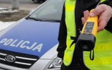 policjant z alcosensorem