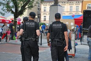 dwaj policjanci podczas patrolu