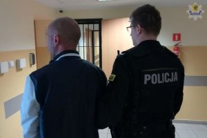policjant z zatrzymanym