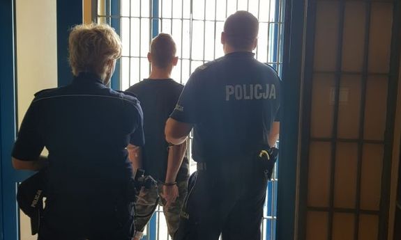 policjanci prowadzą zatrzymanego