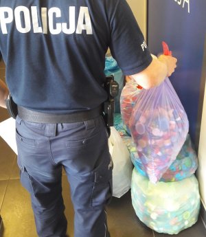 Policjant z workiem zakrętek