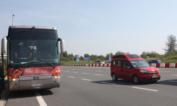 Niebezpieczny manewr kierowcy autobusu na autostradzie