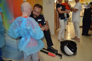 Policjanci spotkali się z małym bohaterem Julianem