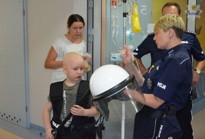 Policjanci spotkali się z małym bohaterem Julianem