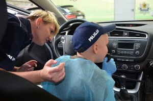 Policjanci spotkali się z małym bohaterem Julianem