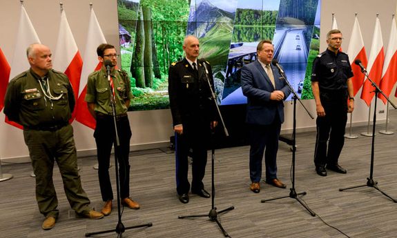 szefowie służb razem z wiceministrem MSWiA podczas konferencji