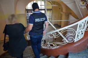policjant prowadzi zatrzymaną