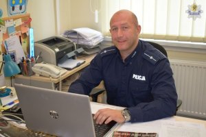 Policjant z wydziału ds. nieletnich chojnickiej komendy